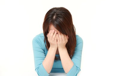 Beyaz arka planda depresif kadın