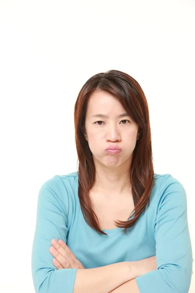 Femme japonaise d'âge moyen de mauvaise humeur — Photo