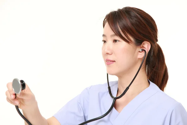 Giapponese medico femminile con stetoscopio — Foto Stock