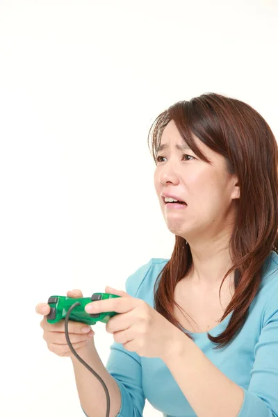 Orta yaşlı Japon kadın video oyunu oynarken kaybetme — Stok fotoğraf