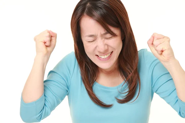 Японская женщина со счастливым жестом — стоковое фото