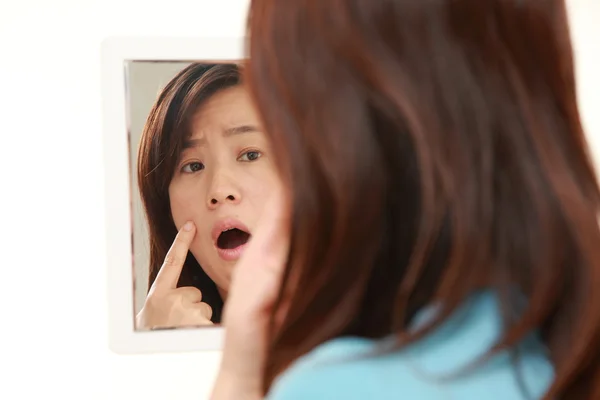 Японская женщина средних лет беспокоится о сухой грубой коже — стоковое фото