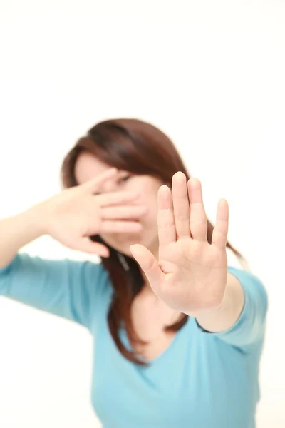 Mediana edad japonesa mujer haciendo stop gesture —  Fotos de Stock