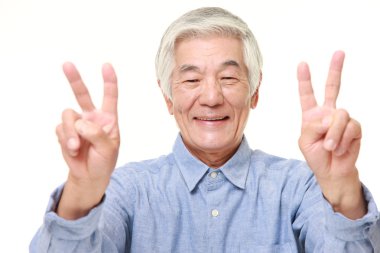 zafer işaret gösteren üst düzey Japon adam
