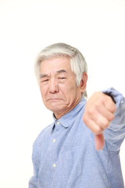 başparmak aşağı hareketi ile üst düzey Japon adam