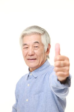 başparmak yukarıya jest ile üst düzey Japon adam