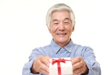 üst düzey Japon adam bir hediye sunuyor
