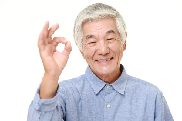 완벽 한 기호를 보여주는 고위 일본 남자 — 스톡 사진