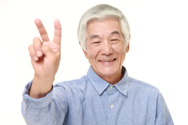 Sênior japonês homem mostrando um sinal de vitória — Fotografia de Stock