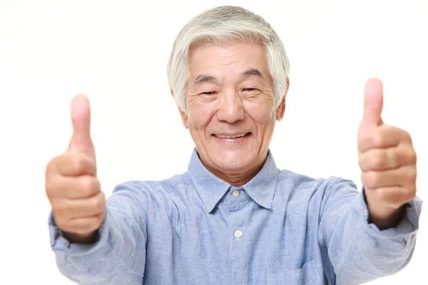 Senior Japaner mit Daumen-hoch-Geste — Stockfoto