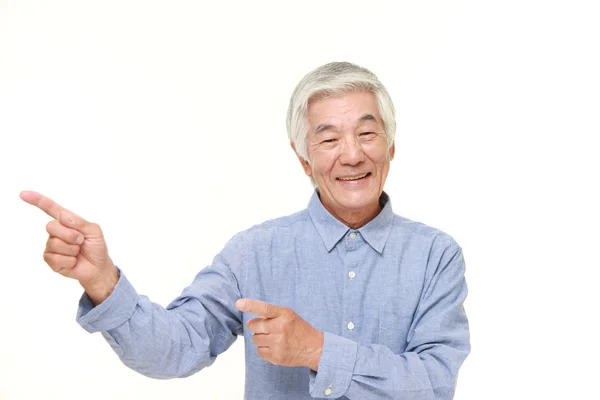 Senior japonés hombre presentando y mostrando algo — Foto de Stock