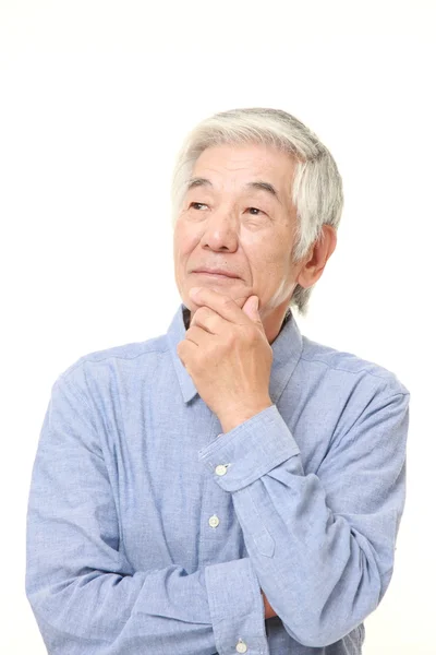 Senior Japaner denkt über etwas nach — Stockfoto