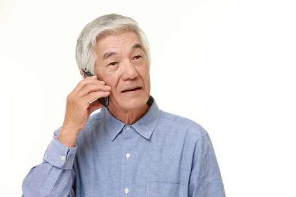 Hombre mayor con un teléfono inteligente —  Fotos de Stock