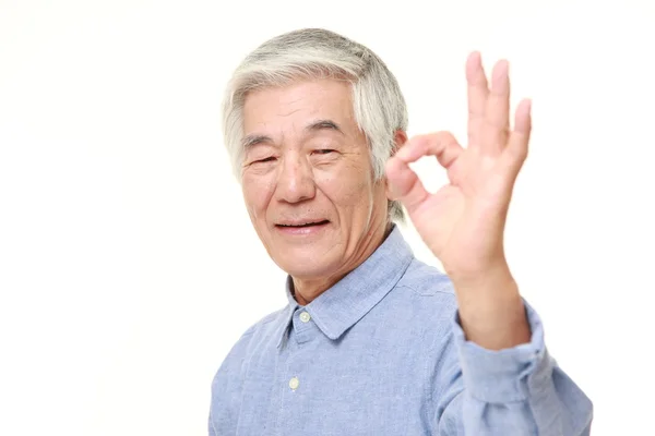 Sênior japonês homem mostrando perfeito sinal — Fotografia de Stock