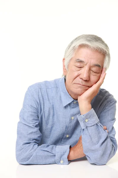 Senior japanisch mann schlafen auf die tisch — Stockfoto