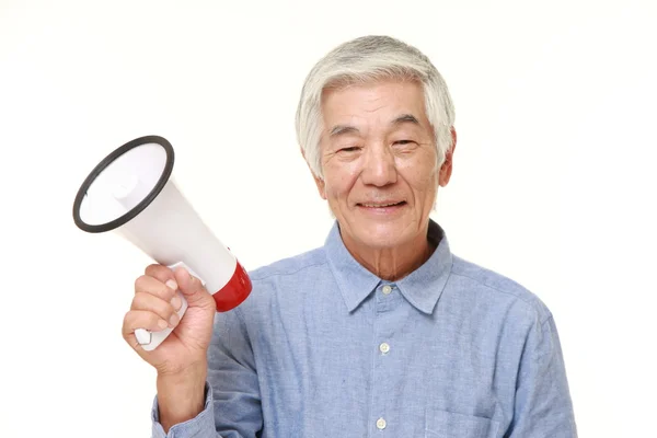 メガホンと年配の日本人男性 — ストック写真