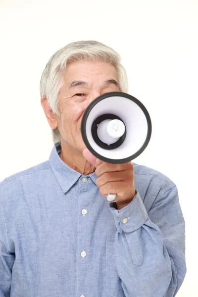 Senior japonés hombre con megáfono — Foto de Stock