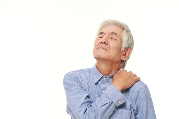 首の痛みに苦しんでいる年配の日本人男性 — ストック写真