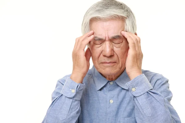 Senior Japaner leidet unter Kopfschmerzen — Stockfoto