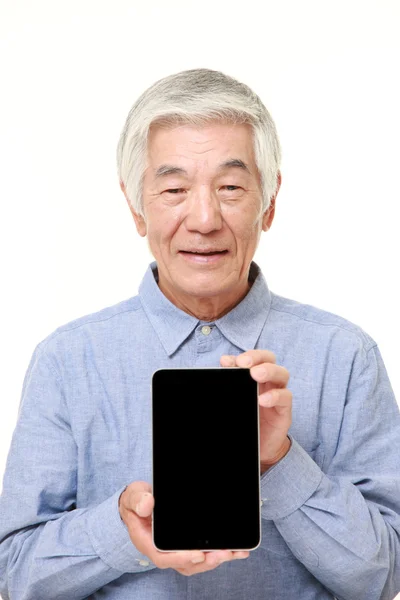 Starší japonský muž držení počítače Tablet Pc — Stock fotografie