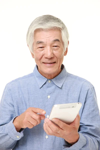 Senior giapponese uomo utilizzando tablet computer — Foto Stock