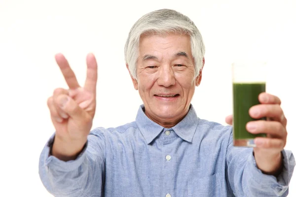 Senior japonés hombre con verde vegetal jugo — Foto de Stock