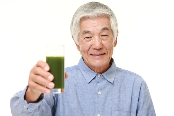 Старший японский мужчина с зеленым овощным соком — стоковое фото