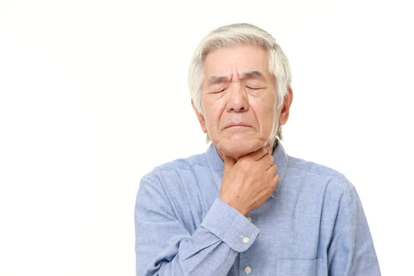 Старший японский мужчина страдает от боли в горле — стоковое фото
