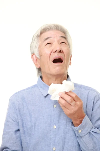 Ανώτερος ιαπωνικό άτομο με αλλεργία φτέρνισμα στον ιστό — Φωτογραφία Αρχείου