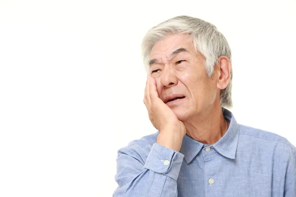 Sênior japonês homem sofre de dor de dente — Fotografia de Stock