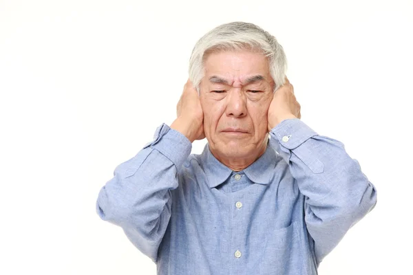 Senior japonais homme souffre de bruit — Photo