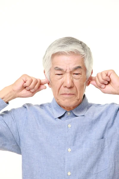 Sênior japonês homem sofre de ruído — Fotografia de Stock