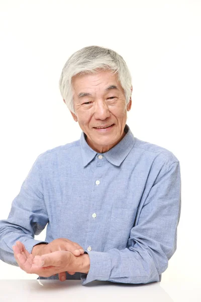 Senior Japanse man zijn pols te controleren — Stockfoto