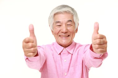 başparmak yukarıya jest ile üst düzey Japon adam