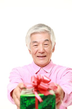 üst düzey Japon adam bir hediye sunuyor 