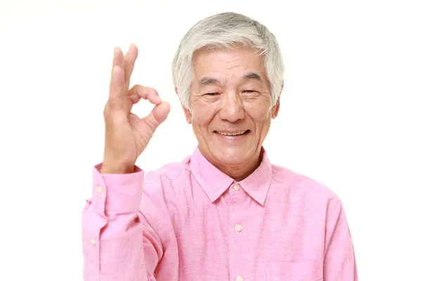 Senior japonés hombre mostrando perfecto signo —  Fotos de Stock