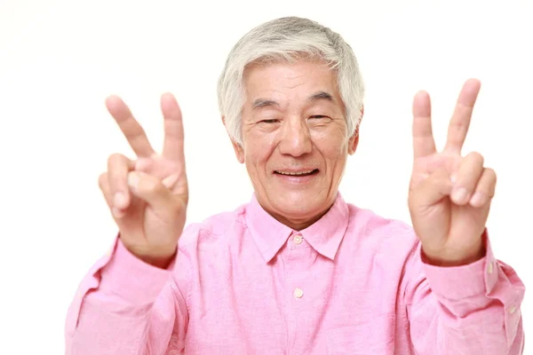 Senior japonés hombre mostrando un signo de victoria —  Fotos de Stock