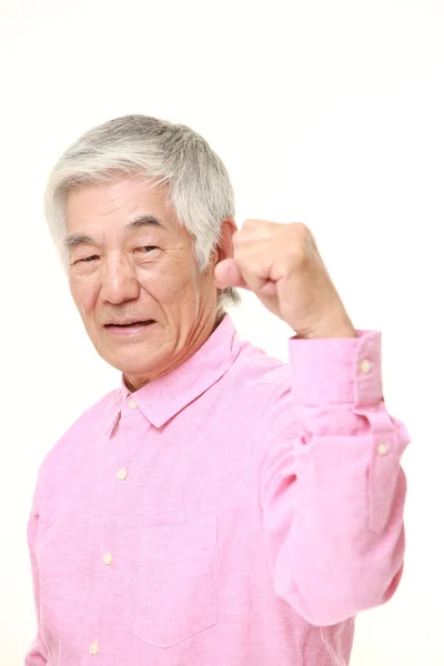 Старший японец в победной позе — стоковое фото