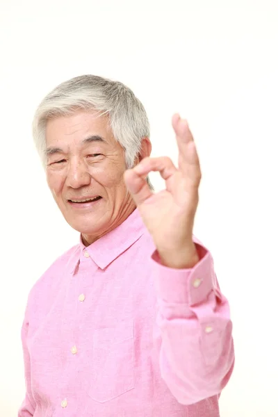 Sênior japonês homem mostrando perfeito sinal — Fotografia de Stock