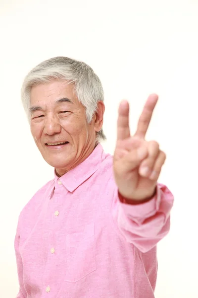 Senior japonés hombre mostrando un signo de victoria — Foto de Stock