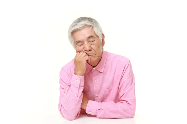 Senior japanisch mann schlafen auf die tisch — Stockfoto