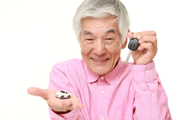 Starszy człowiek japoński dostać nowy samochód — Zdjęcie stockowe
