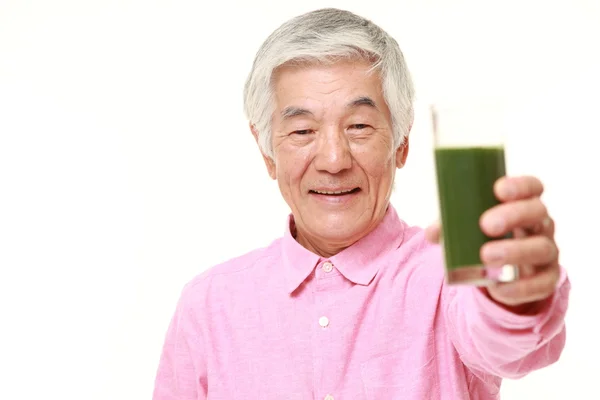 Senior japonais avec du jus de légumes verts — Photo