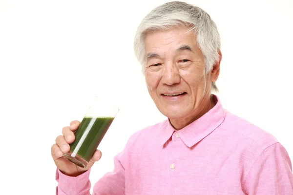 Homem japonês sênior com suco vegetal verde — Fotografia de Stock