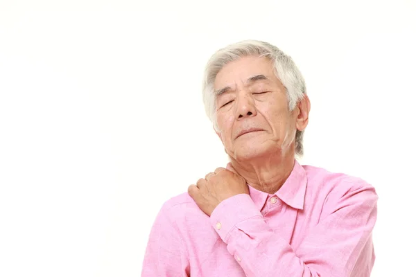 Starszy człowiek japoński cierpi na ból szyi — Zdjęcie stockowe