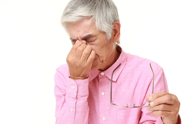 Mayor japonés hombre sufre de astenopía — Foto de Stock