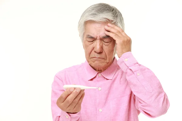 Senior japonés hombre con fiebre — Foto de Stock