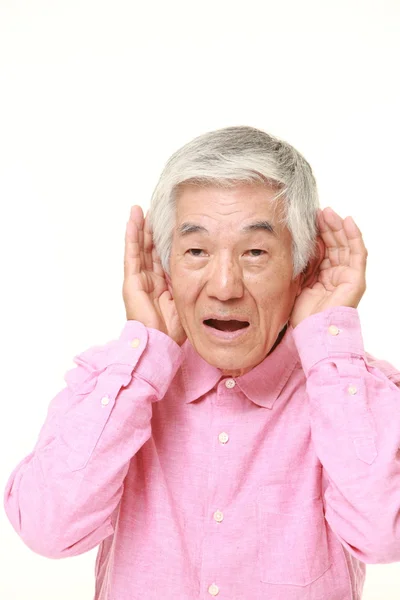 Sênior japonês homem com mão atrás da orelha ouvir de perto — Fotografia de Stock