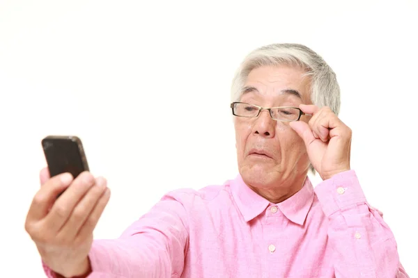 Senior japonés hombre con presbicia — Foto de Stock