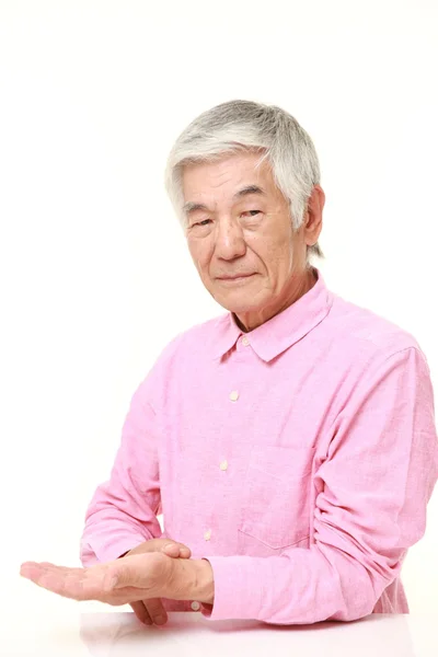 Senior japansk man kontrollera hans puls — Stockfoto